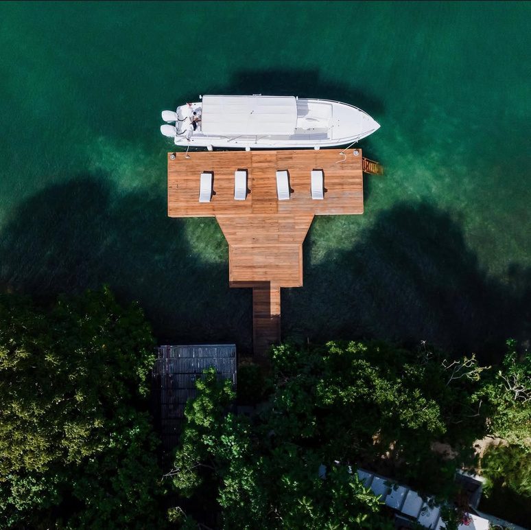 Vista aérea del muelle privado y una lancha