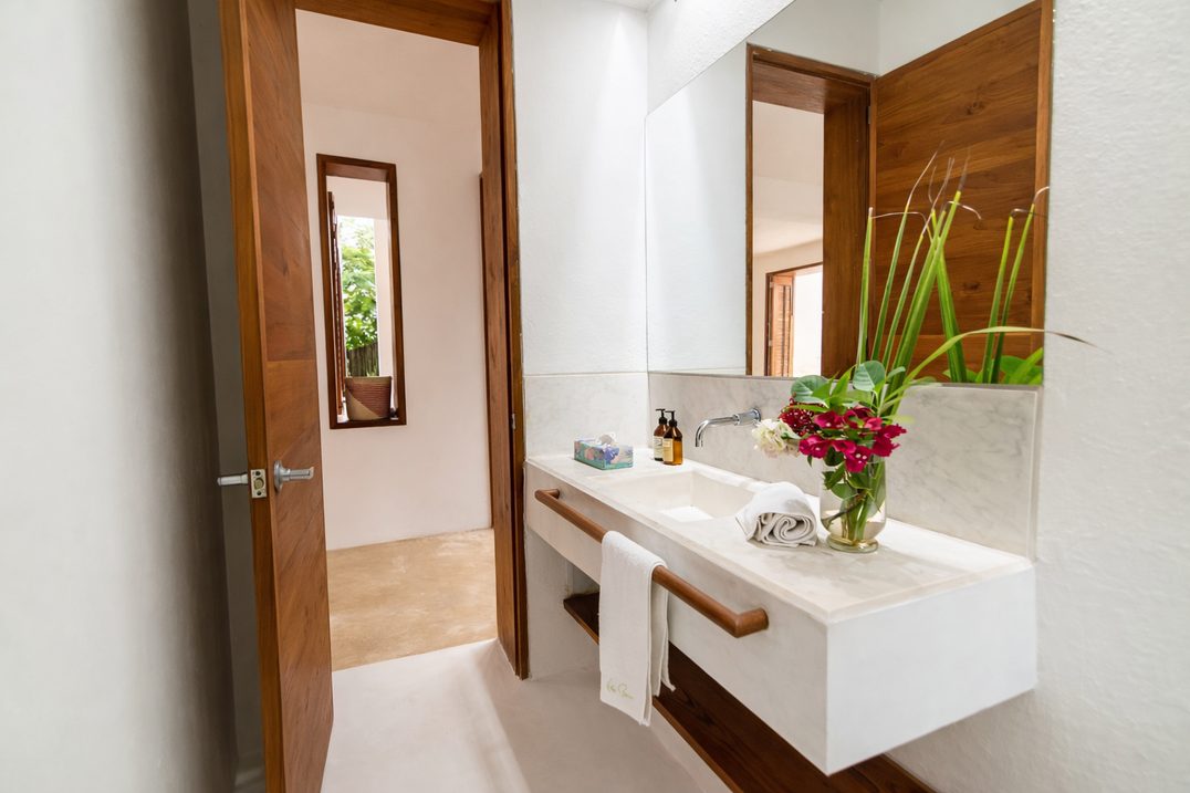 Baño en mármol con flores tropicales