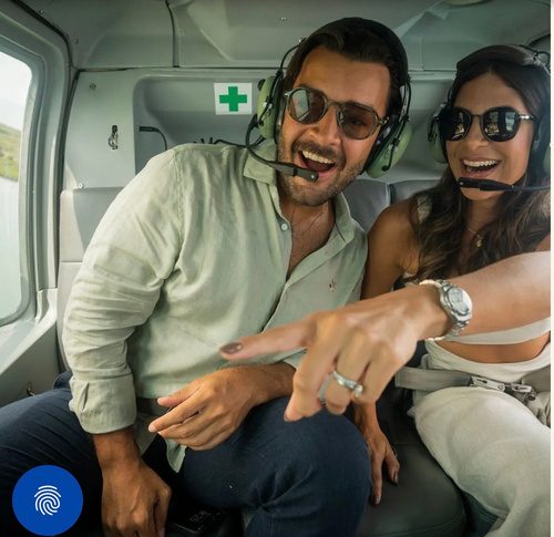Pareja sonriente a bordo de un helicóptero