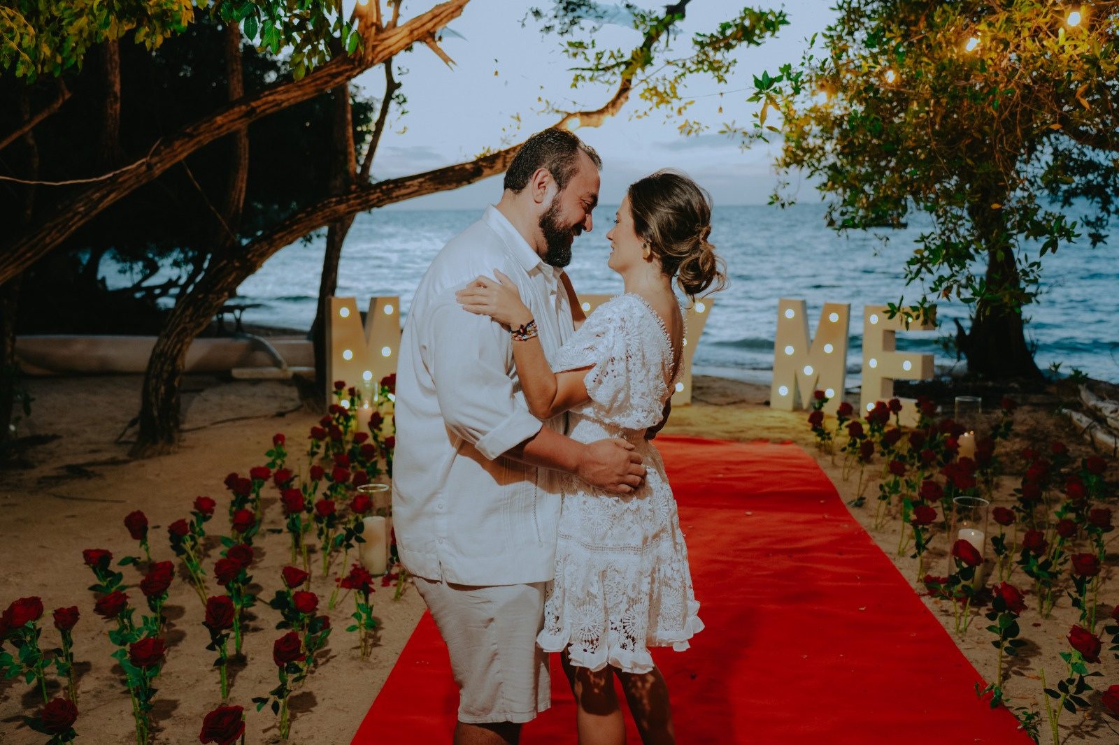 Momento romántico junto al mar en Villa Pierino