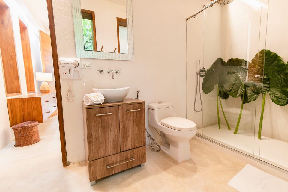 Baño con vegetación tropical