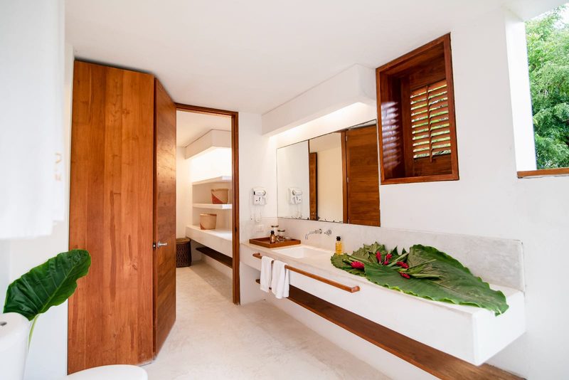 Sala de TV de lujo con daybed y baño privado